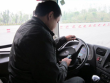 立法通過，開車玩手機罰三千、騎車罰一千，你以為如何？
