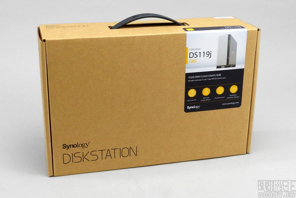 Synology DS119j 價位不到新台幣 3,000 元,對於有意踏入 NAS,或是想要 2 次利用 3.5 吋硬碟的使用者而言,是個能夠輕鬆負擔的產品,外包裝盒也附上提把讓人拎回家