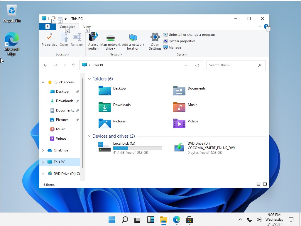 Windows 11的工作列的圖示置中對齊,連Windows按鍵都一併移到中間,而不是在慣例的左下角,右下角的顯示桌面快截鍵依然健在。