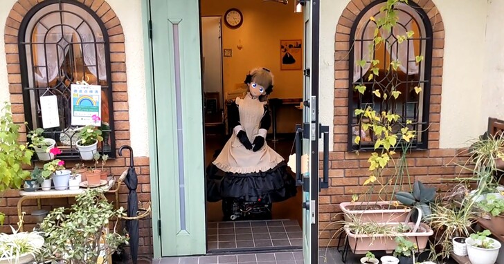 日本秋葉原附近開設了一家女僕機器人的咖啡廳，3位女僕機器人為客人服務
