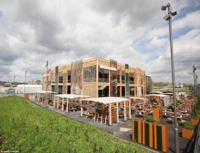 迎接奧運！全球最大、再生木搭建的倫敦麥當勞，可容納 1500 人