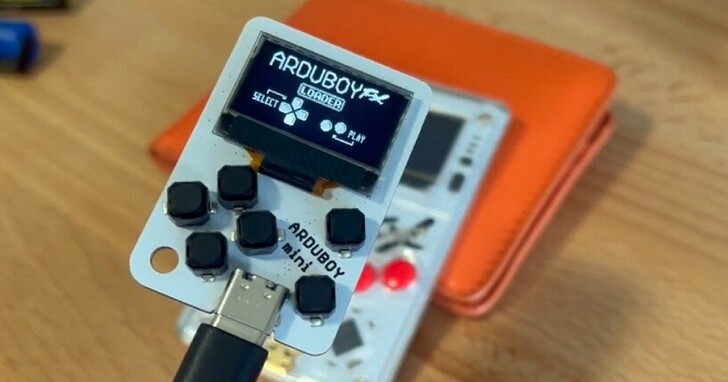 袖珍版「Game Boy」，內建 300 款開源遊戲、如鑰匙圈大小的掌機 Arduboy Mini 將要發行