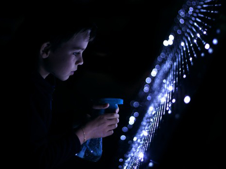 用水槍塗鴉的 LED 光牆，在巴黎街頭浪漫上演！