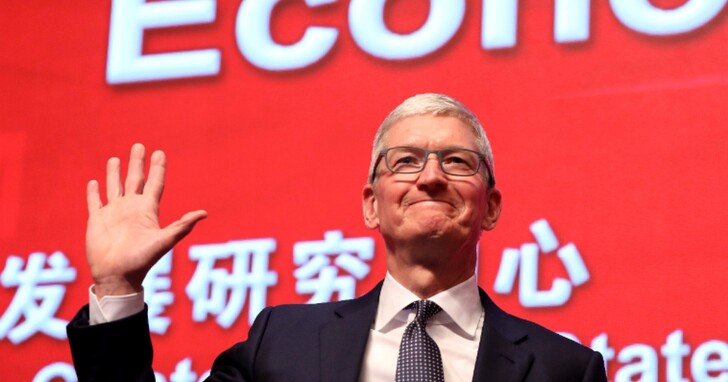 庫克現身北京稱Apple與中國「共生」，粉絲卻拿出小米手機與他合照