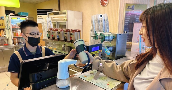 新北市宣佈5月1日起飲料店禁用塑膠一次用飲料杯，違者處1,200元以上6,000元以下罰鍰