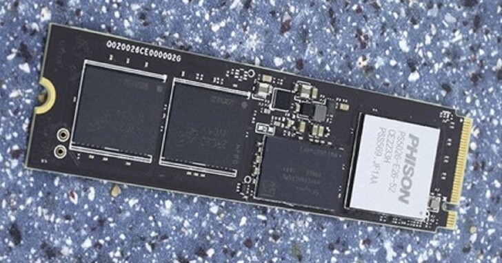 PCIe 5.0 SSD 固態硬碟如果鐵齒不上散熱貼片及風扇會怎樣？實測溫度撐不到1分鐘