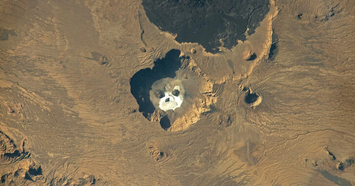 太空人拍到地球上浮現的「熊貓鬼臉」，獨特火山地貌構成的Trou Au Natron
