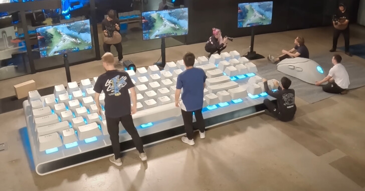 這是世界最大的機械鍵盤，《Dota2》Team Liquid戰隊五人合力才能用