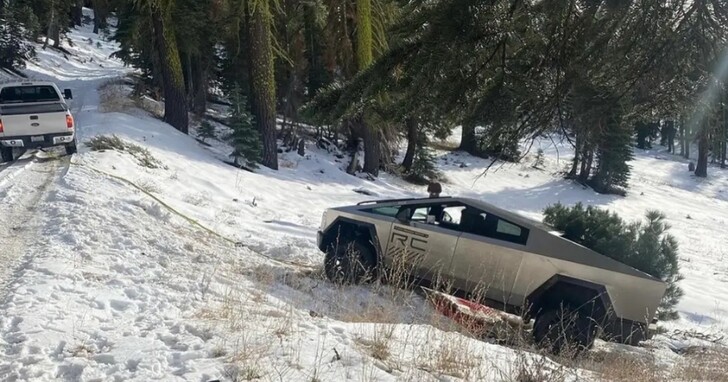 Cybertruck原型車被目擊受困雪地，特斯拉工程師得靠路過福特燃油皮卡來救