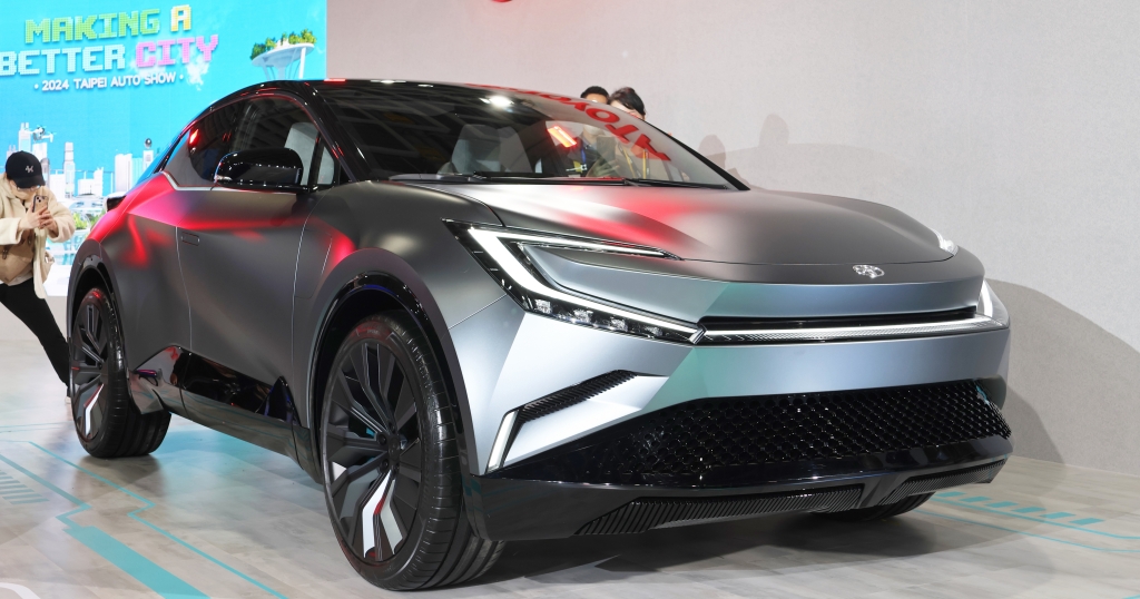 Toyota 展出概念純電休旅車,PRIUS PHEV 芥末黃車色限量 20 台開賣