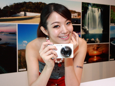 Samsung Galaxy Camera 新機上市，正面是相機、背面是 Android 手機
