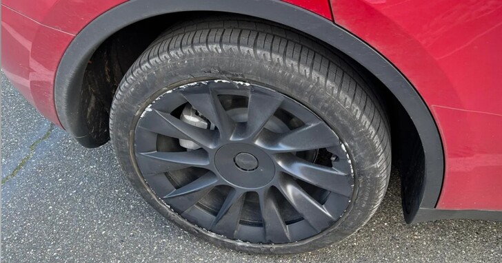 多名車主回報特斯拉 FSD 輔助駕駛導致輪框頻頻擦撞路緣石，導致輪轂和輪胎損壞