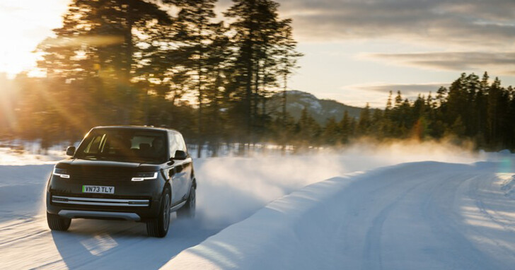 給純電越野王者的試煉！Ranger Rover 電動原型車在瑞典冰凍湖泊進行測試
