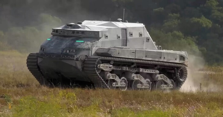 DARPA展示新一代有發光綠色眼睛的自主駕駛坦克，在崎嶇地形中有高效表現