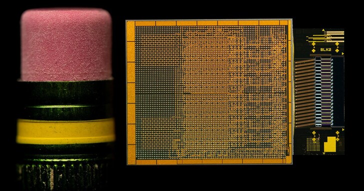 英特爾展示矽光子實力，首款OCI小晶片亮相：透過光學I/O連接實現更快更強的AI晶片