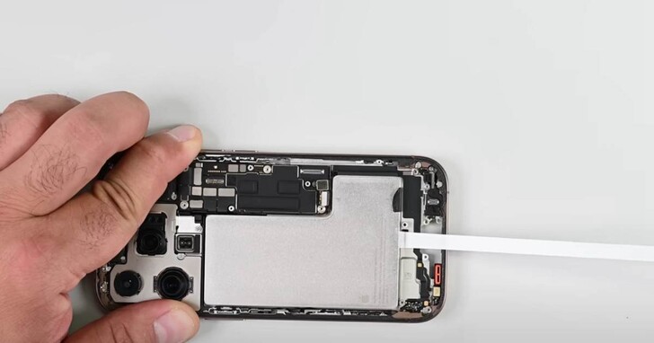 iFixit拆開iPhone 16 Pro和16 Pro Max後，意外發現後者電池沒有採用不鏽鋼外殼「令人不解」