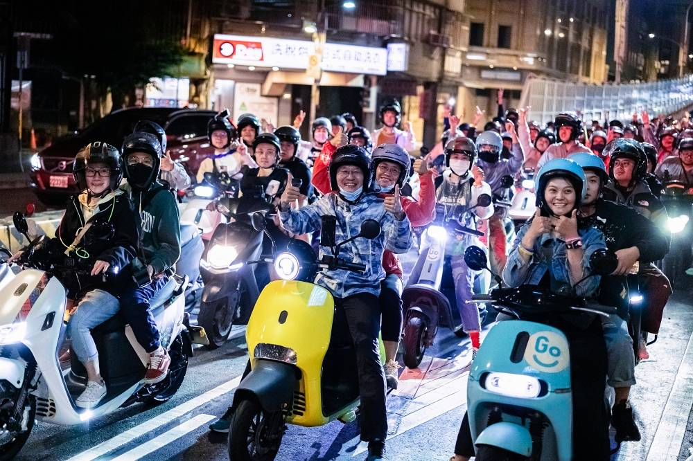Gogoro 十週年「百 GO 夜行」首度南下高雄，攜手在地文化打造電車夜騎盛典