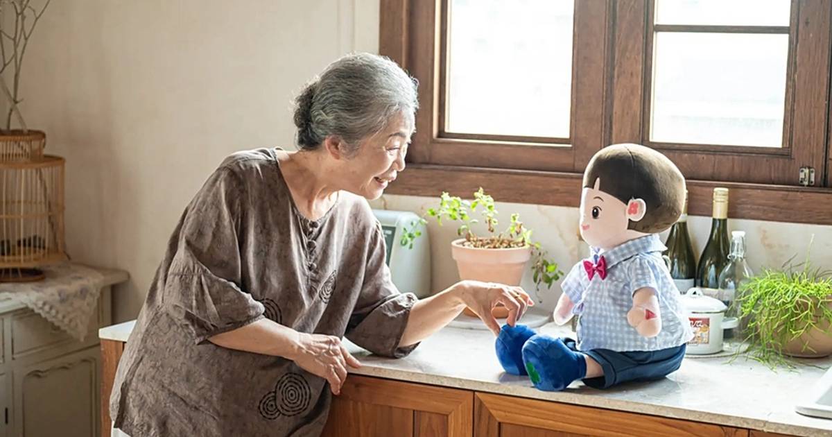 獨居阿嬤的新孫女!韓國發 AI 娃娃全天陪伴還能報警救命