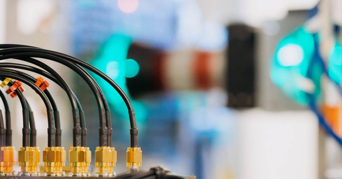 微軟打造「光學 AI 加速器」登上《Nature》,效率比 GPU 高百倍、MRI 與金融應用都能跑