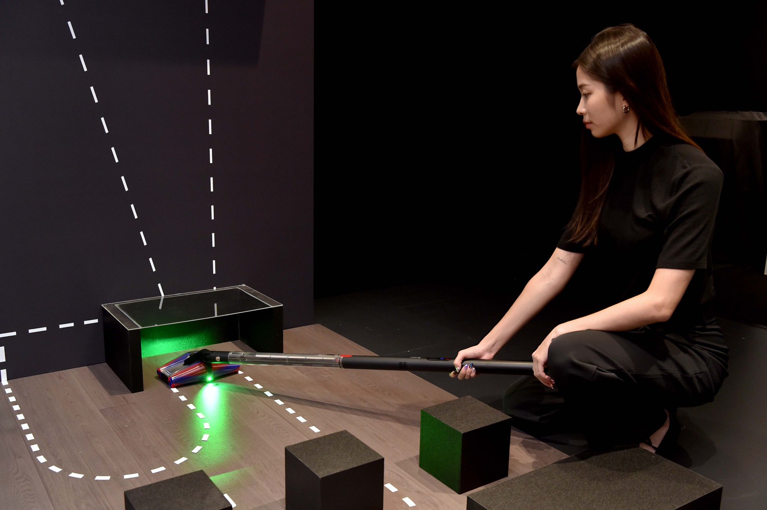 Dyson PencilVac Fluffycones 鉛筆吸塵器在台上市，纖細機身搭配全向吸頭