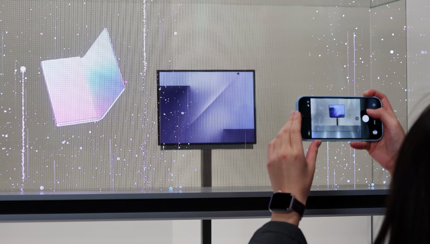 三星三摺疊手機實機亮相!10吋大螢幕、如信件般內摺疊設計超吸睛