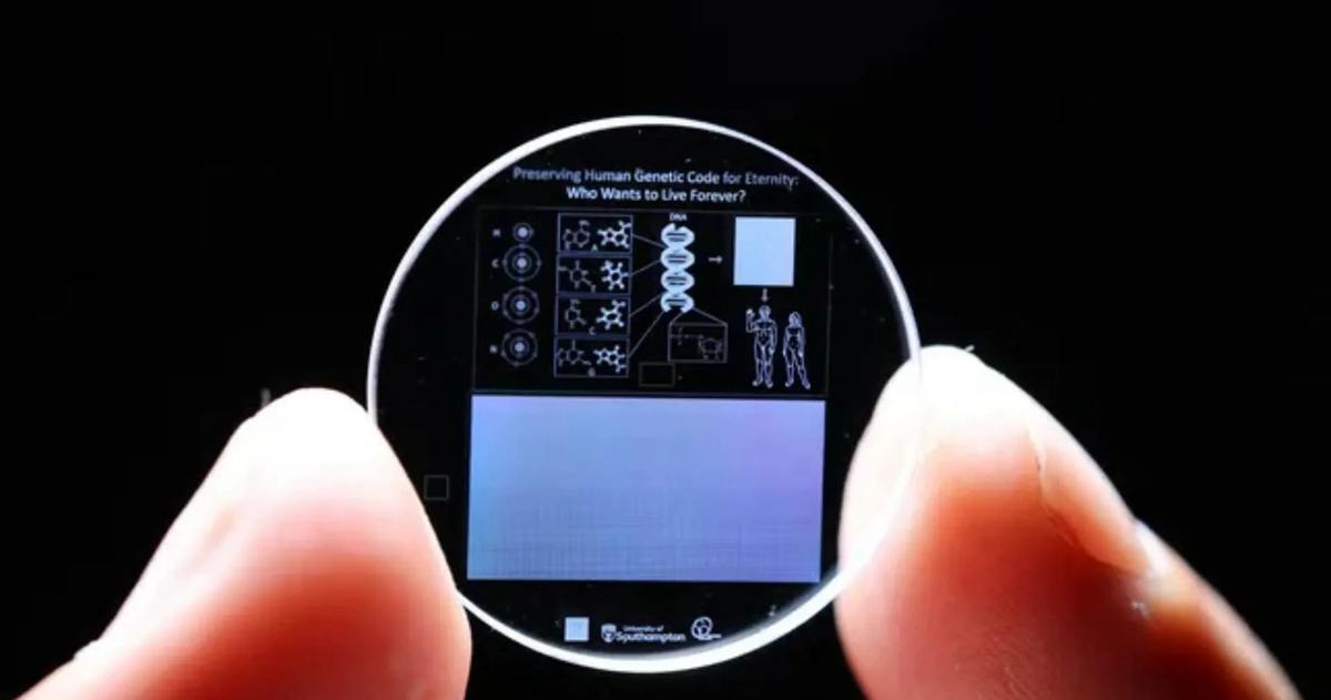 宇宙滅亡它還在！英國 5D「記憶晶體」玻璃儲存落地：單片 360TB 存活 138 億年