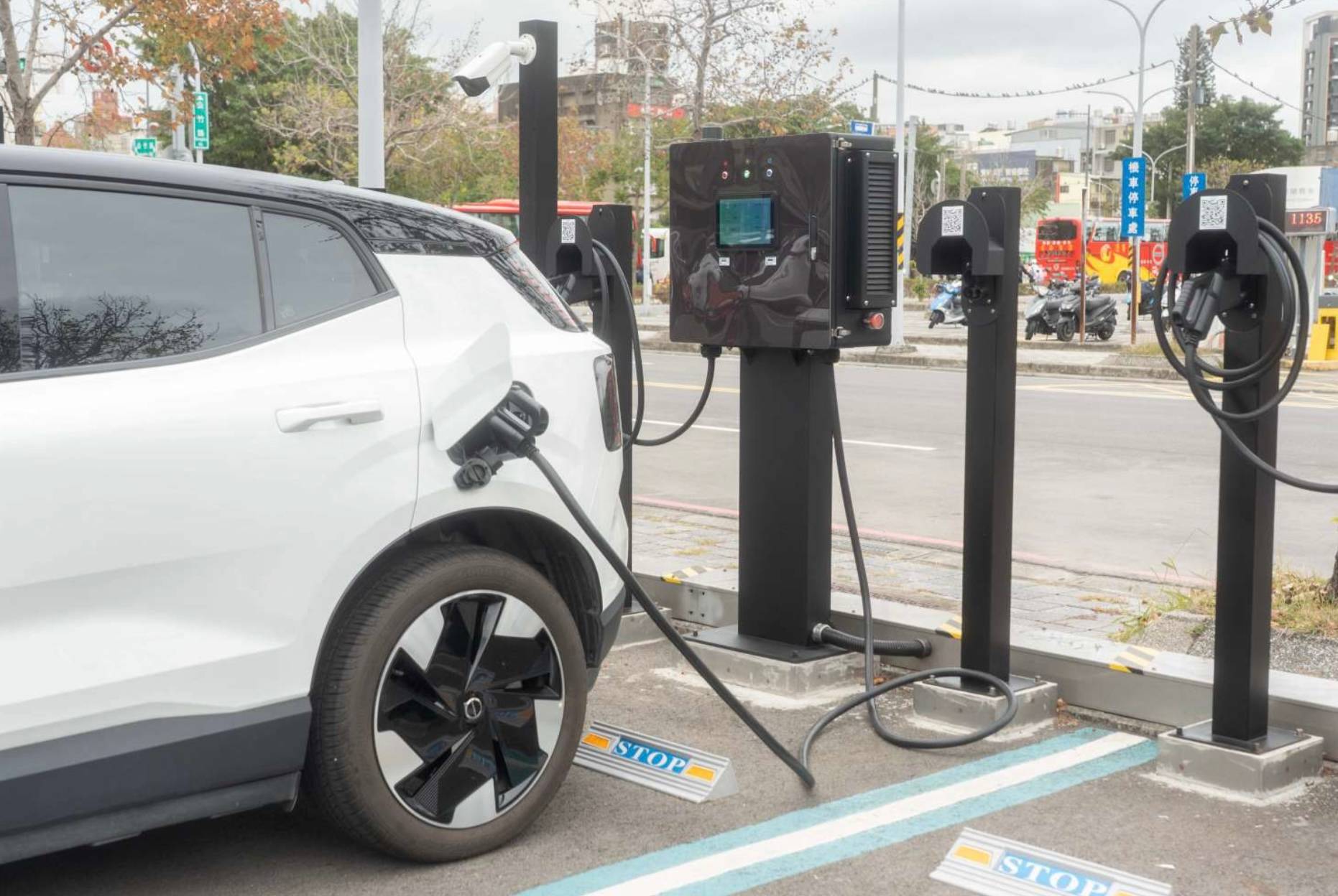 新竹市啟用第二波公有電動車充電樁：遠傳電信協助建置 10 處場域，整合快慢充與智慧數據管理