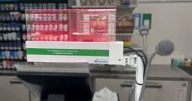 日本全家便利商店推出櫃檯「AI 透明翻譯顯示器」，支援 14 種語言，提升外國旅客採買及服務體驗