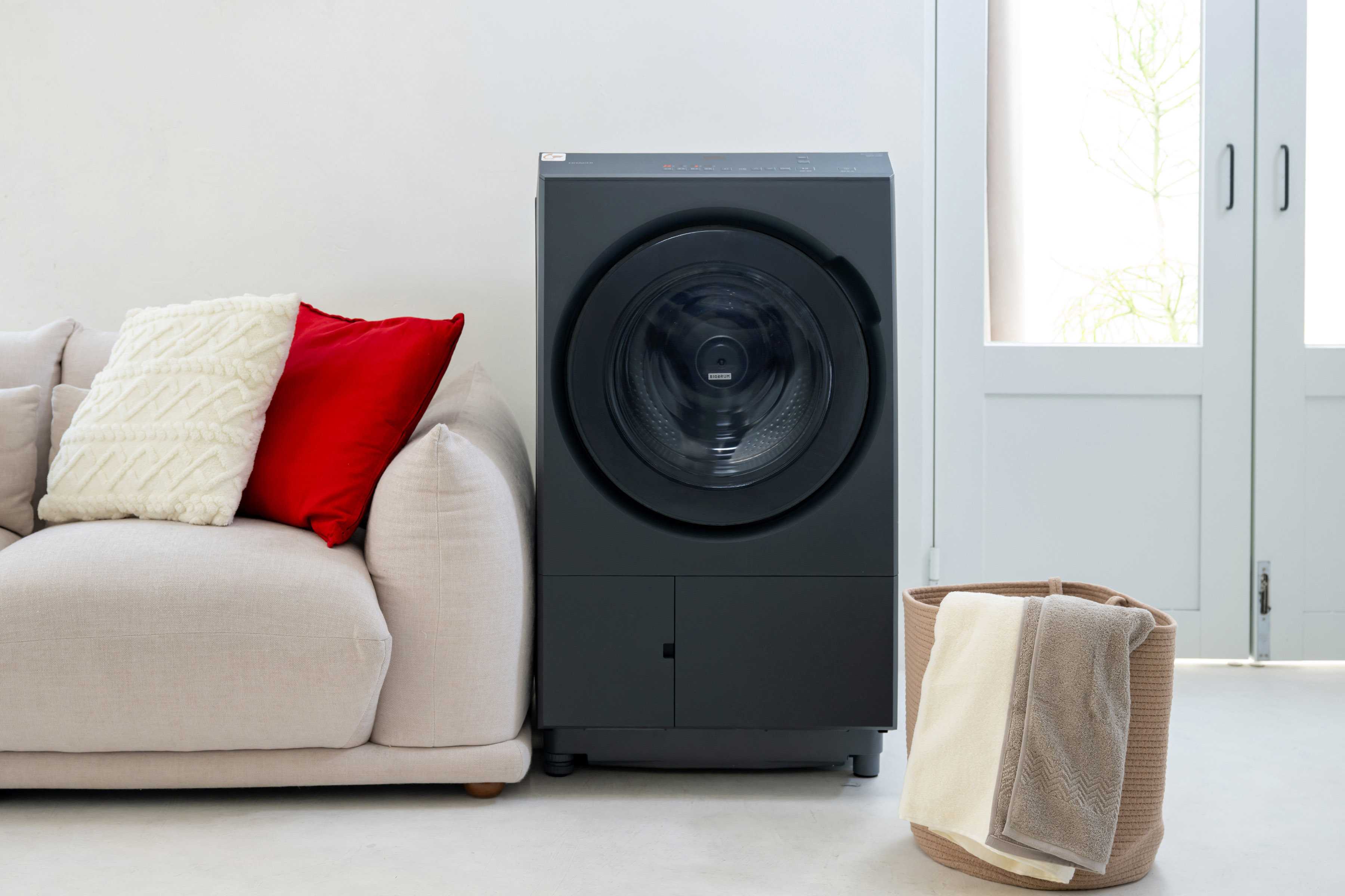 日立發表熱泵型滾筒洗脫烘衣機，窄身設計、風熨斗技術與 AI 感測應對梅雨季衣物護理