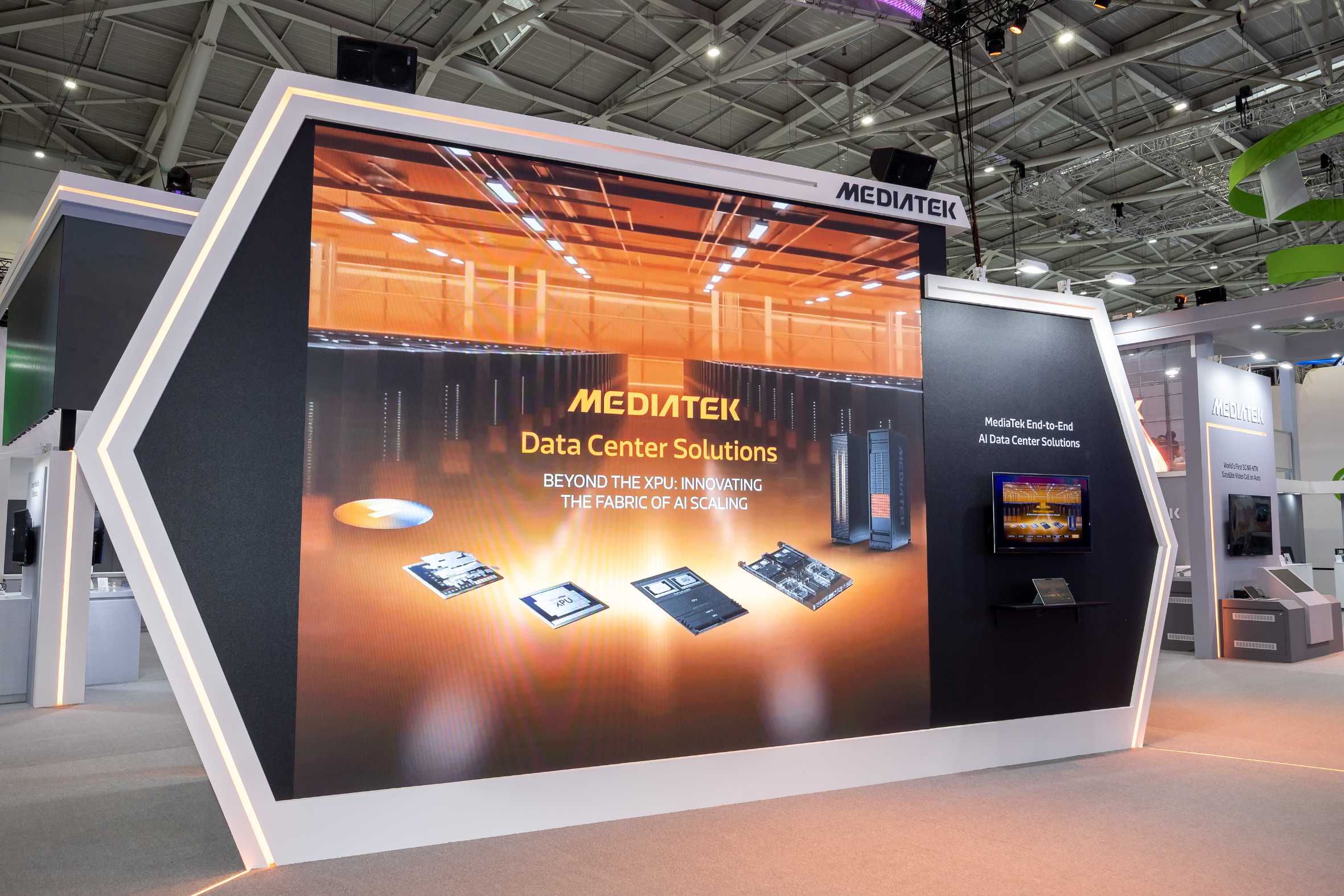 【COMPUTEX 2026】聯手 NVIDIA 打造 AI 超級電腦！聯發科 C-X1 晶片讓汽車變身 3A 遊戲座艙