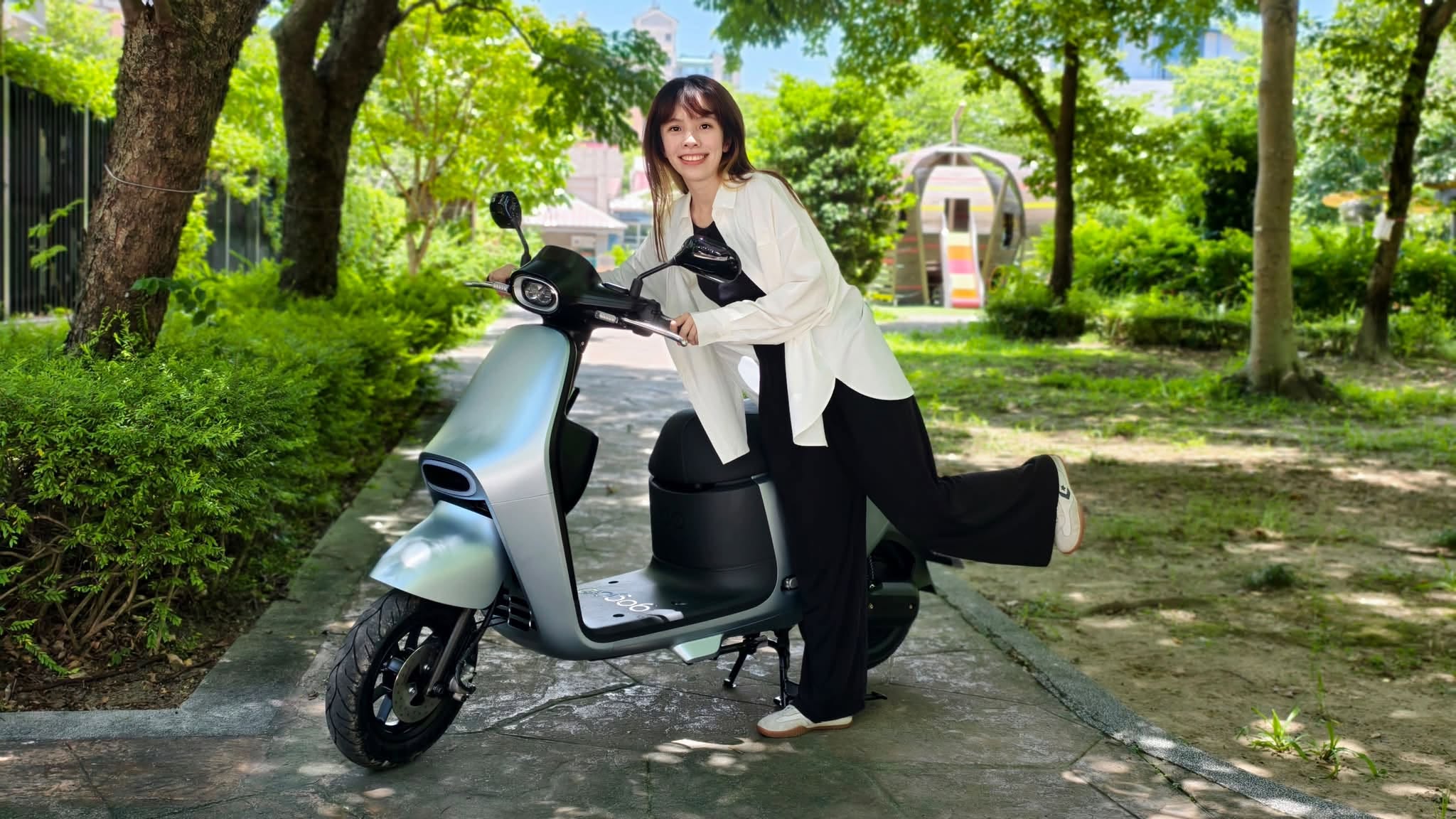 專為女性打造！Gogoro Luna 實測：圓潤復古造型超吸睛，超大雙杯架、省力牽車模式科技感滿點