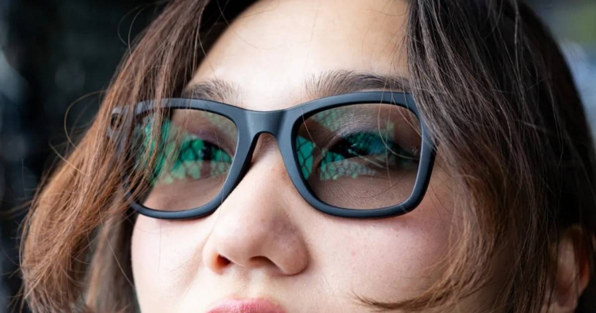 Meta 智慧眼鏡超強專利揭曉：AI 幫你認人、分析關係還會自動剪片，但你的隱私守得住嗎？