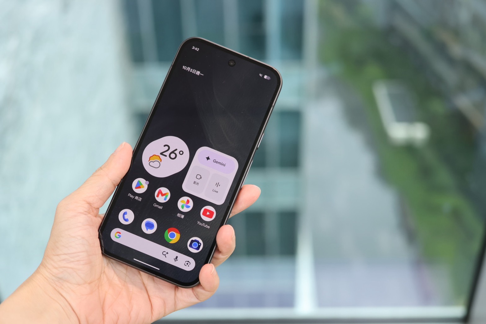 終於不用為了AI買Pro版！Google Pixel 11評測：語音修飾功能超方便，但重度手遊玩家入手前要三思