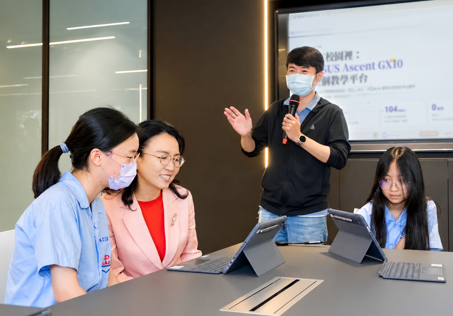 讓國中生動手開發 AI！華碩捐贈 2 台 GX10，中山國中建置地端教學平台