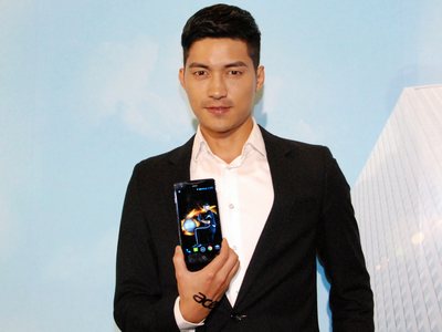 Acer 發表 5.7 吋大螢幕 Liquid S1 王建民手機，8 月起中華電信開賣
