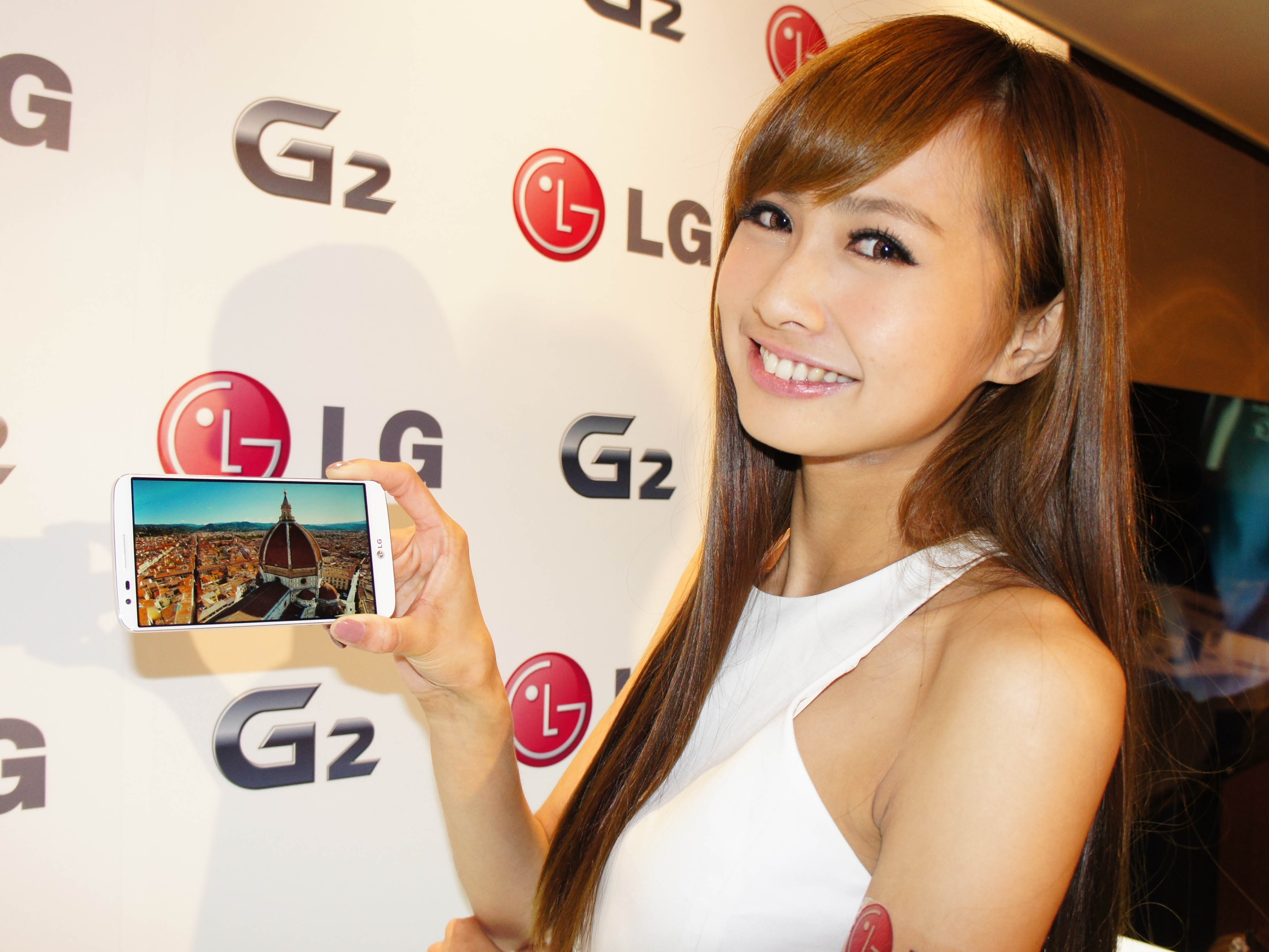 LG G2 搶先體驗： 5.2 吋超窄邊框、電源鍵及音量鍵在背面