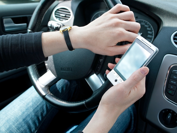 美國每年死於行駛中發簡訊的人，比酒駕還多