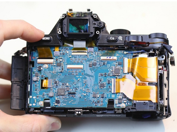 Sony A7R 分解秀，一窺精密的全幅微單眼內部結構