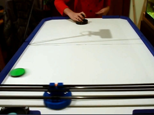 駭客老爸本來要做3D 印表機，為了女兒改造成桌上曲棍球機器人