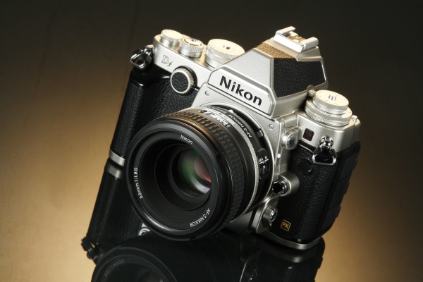 走復古風的全片幅旗艦 Nikon Df