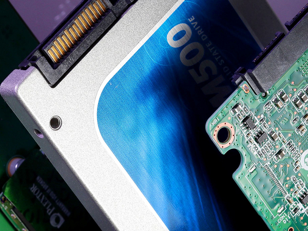 探究 SSD 速度快慢的主因：搞懂顆粒配置與架構， PCI-E 、 RAID 效益評估