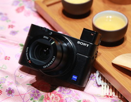 Sony RX100 III 高階隨身機再進化，彈出式 OLED 電子觀景窗、180度翻轉螢幕加入，售價 24,980 元
