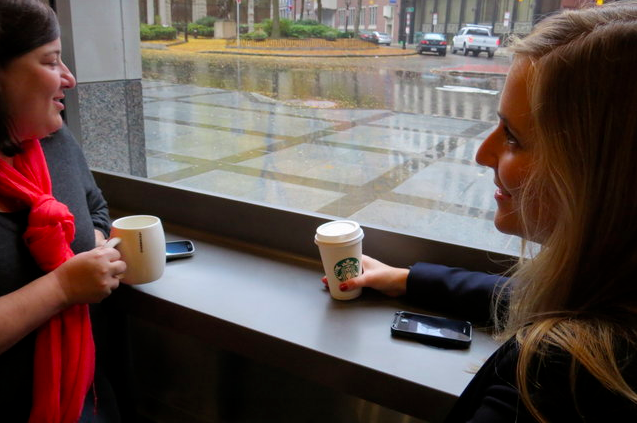一邊喝咖啡、一邊充電，Starbucks 將在全美推出無線充電服務