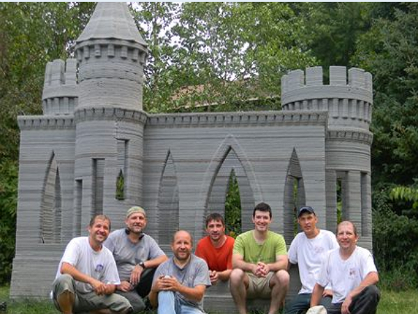 在自家後院用3D列印蓋一座城堡