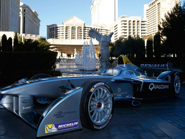Formula E 電動方程式賽車開賽，噪音小但每輛車充電只能跑 20 分鐘
