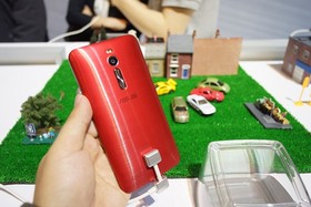 （更新）華碩 ZenFone 2 開賣，加映超大行動電源與LolliFlash、ZenFlash 閃光燈