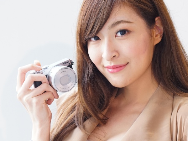 掌中自拍新寵 Nikon 1 J5：復古銀黑、翻轉螢幕與 4K 錄影，單鏡組售價僅 16,900 元！