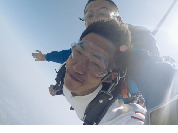 最強業配文！這間公司辦了場「雲端」體驗會，找來網友從三千公尺高空邊跳傘邊上網