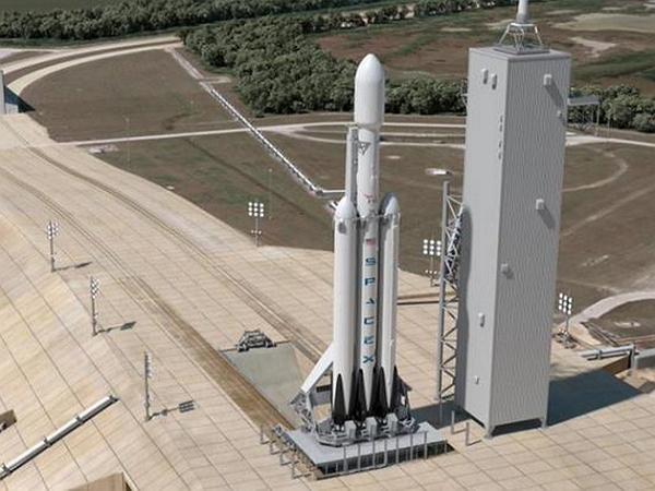 SpaceX 將在明年春天發射獵鷹重型火箭