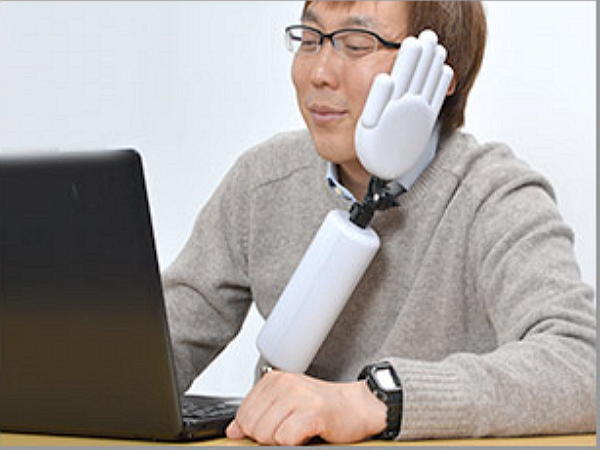 你累了嗎？日本廠商推出這隻「手」來讓你靠一下！
